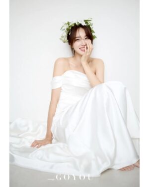 Jung Yoo-min Instagram - 많은 분들의 따뜻한 축하와 축복 안에서 평생 함께 할 사람과의 동행을 약속했습니다. 사랑과 감사의 마음으로 늘 보답하며 살겠습니다. 축복해주신 많은 분들께 깊이 감사드립니다. 😌🙏💗

Studio @studio.goyou
Dress @leeseungjin_official
Hair&Makeup @doheeeee_ @joseon___ @g__medal
Film @odayo_official
Flower @olorflower
Planner @joohee.ple @verygoodwedding