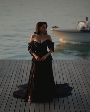 Jurnee Smollett Instagram - Honored to wear this stunning custom creation by the brilliant @nicolasghesquiere of @louisvuitton, with Louis Vuitton high jewelry by @francescaamfitheatrof. And a huge thank you to @virgile.guinard for capturing these moments in Venice so beautifully. ✨

Styling: @sweetbabyjamie
Hair: @lukepluckrose
Makeup: @chykapuka

#VeniceFilmFestival #LouisVuitton #TheOrder