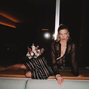 Justina Bustos Instagram - •
@chanelofficial
@rickysarkany

@klerhouse 
@blummflowerco
@arteenuniasjenfranco
@hiltonbuenosaires 

📸@rpirovano