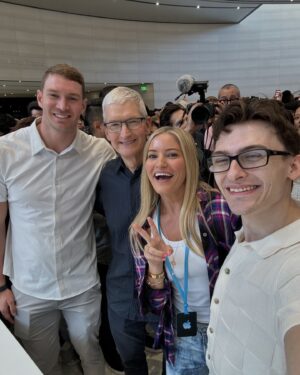 Justine Ezarik Instagram - 🏅🏆 Team Apple 👏🏻 Tim 👏🏻 @ryan_f_murphy 👏🏻 @stephen_nedoroscik