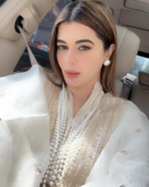 Kainaat Arora Instagram - Indian 🇮🇳🇮🇳🇮🇳 
.
.
.
.
#Punjabi #ProudToBePunjabi #IndianWear #GanpatiTime #kainaatarora