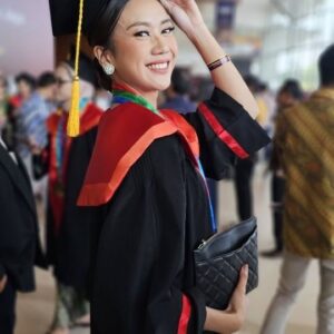 Kalina Ocktaranny Instagram - Happy Graduation @berlianasz 🎓 
We're so proud of u ❤️
Selamat datang dikehidupan orang dewasa...

@sabajie 
@kikiasyura 
@bella_imeldaa 
@raya.rahmayanti 

❤️K