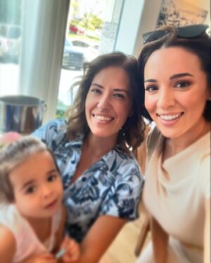 Kalomoira Sarantis Instagram - 🇬🇷Πάντα διασκεδαστικό να βρισκόμαστε με τα κορίτσια! 🥂 Συγχαρητήρια, Ιωάννα🍼🐣🩵

🇺🇸Always fun getting together with the ladies! 🥂Congratulations Joanna🍼🐣🩵

#BabyShower, #MomToBe, #BabyOnTheWay, #BabyShowerCelebration, #OhBaby