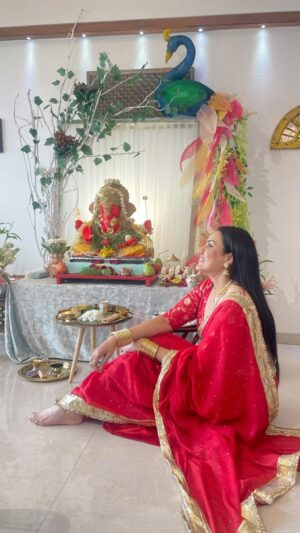 Kamya Punjabi Instagram - आँखें बस तुमको निहारे ❤️ 
Bappa ghar aaye 😍 

#ganapatibappamorya #meramorya 

My beautiful saree @rang_gulal