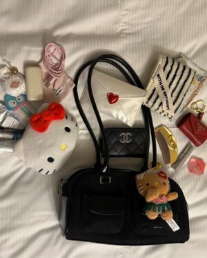 Kanako Hiramatsu Instagram - What's in my bag???

ハワイ1日目のバックの中身。
心配性で荷物多めだから
大きい鞄ブームが早くきて欲しいです🦔🦔
キティちゃんが増えていくけど
ペックルが大好きです😘❤
(グッズがないだけ)🥲

この日はすっぴんだったので
ポーチなしだけど
いつもはエレガンスのパウダー
ティントリップ、コンシーラーだけ
持ち歩いてます🩹🤍

#whatsinmybag  #バックの中身　#サンリオ
#日焼けキティ　#キティちゃん　#standoil #lovechrome 
#prada #chanel