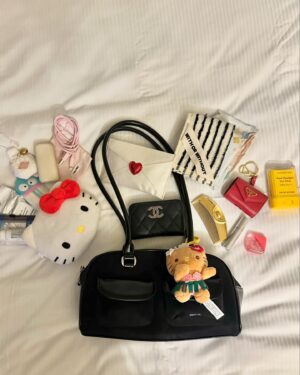 Kanako Hiramatsu Instagram - What's in my bag???

ハワイ1日目のバックの中身。
心配性で荷物多めだから
大きい鞄ブームが早くきて欲しいです🦔🦔
キティちゃんが増えていくけど
ペックルが大好きです😘❤
(グッズがないだけ)🥲

この日はすっぴんだったので
ポーチなしだけど
いつもはエレガンスのパウダー
ティントリップ、コンシーラーだけ
持ち歩いてます🩹🤍

#whatsinmybag  #バックの中身　#サンリオ
#日焼けキティ　#キティちゃん　#standoil #lovechrome 
#prada #chanel