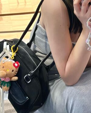 Kanako Hiramatsu Instagram - What's in my bag???

ハワイ1日目のバックの中身。
心配性で荷物多めだから
大きい鞄ブームが早くきて欲しいです🦔🦔
キティちゃんが増えていくけど
ペックルが大好きです😘❤
(グッズがないだけ)🥲

この日はすっぴんだったので
ポーチなしだけど
いつもはエレガンスのパウダー
ティントリップ、コンシーラーだけ
持ち歩いてます🩹🤍

#whatsinmybag  #バックの中身　#サンリオ
#日焼けキティ　#キティちゃん　#standoil #lovechrome 
#prada #chanel