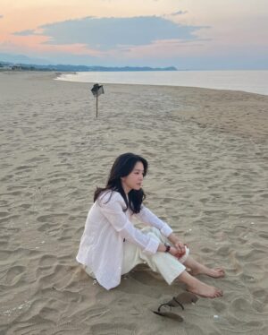 Kang Ji-young Instagram - 고나리자 양양편 촬영을 통해 얻은 건 피로와 야간 수당. 
그리고 우리 인턴이 찍어준 사진들. 
#고나리자