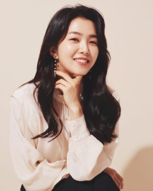 Kang Ji-young Instagram - 신규 프로그램 론칭을 앞두고 기존과 다른 새로운 프로필을 쓰고 싶어 덕분에 아주 오랜만에 프로필 사진 폴더를 열었다. 

분명 봤던 사진들인데 처음 보는 것처럼 생경한 기분.

나름 입사 10주년이라고 혼자 기념하며 찍었던 건데 
막상 찍을 때는 쑥스럽고 참 쉽지 않았지만 지금보니 찍어두기를 잘했다. 와, 근데 이걸 찍은 지도 벌써 4년.

아무튼 신규 프로그램 대박기원. 커밍쑨