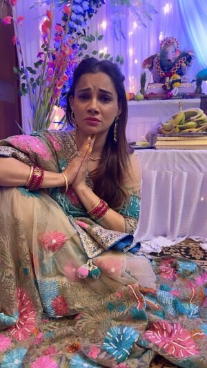 Kanika Maheshwari Instagram - Swami jee 
#kanikamaheshwari #funny #funnyvideos #insta #iam #sareelove #indianwear #indiansaree #indianactress #ganpati #mumbai #photography #instadaily