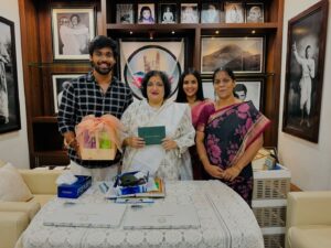 Kanmani Manoharan Instagram - 03.09.2024 🤘🏼
Exactly two months since our engagement, and today we had the honor of inviting Mrs. Latha Rajinikanth @latharajiniofcl Ma’am to our wedding. Our hearts are full of gratitude and joy as we continue to be surrounded by so much love and blessings. Feeling truly thankful for these beautiful moments ♥️🙏🏼✨ @kanmani_manoharan @aswathinkanmani 

#AswathinKanmani Kalyanam ♥️

#vjaswath #aswathchandrasekar #kanmanimanoharan #blessed #latharajinikanth #thalaivar #superstar #thankful #gratelful #weddingmonth