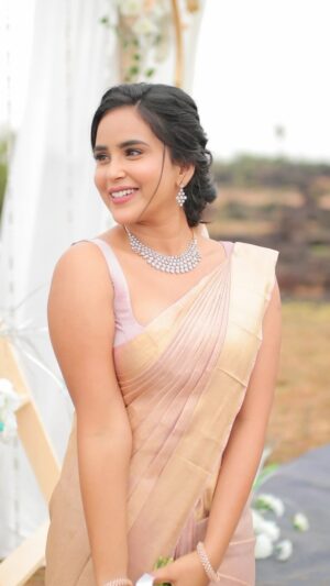 Kanmani Manoharan Instagram - #kanmanimanoharan✨ 

Jessie vibes ❣️

Makeover @keerthiz_makeover 
Saree drapist @sareedrapistchennai 
Shots @dhanush__photography 
Jewellery @challani_jewellery 
Styling @hannah.glory 
Saree @sundari_silks 
Blouse @ashtag_sewing 
Flowers @dj_flowers_garlands 
Decore @licaweddings 
Hair @shalini_hairartist 

#shoot #jeesi #jessivibes #vtv #photoshoot #christan #christanlook✨