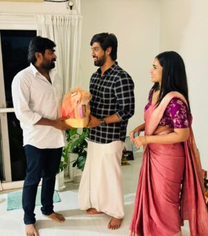 Kanmani Manoharan Instagram - Met the MAHARAJA, Namma Makkal Selvan, @actorvijaysethupathi anna, and personally invited him to our wedding. Truly, one of the most grounded, humble, and coolest souls we’ve ever met! His kind words and warm wishes meant the world to us. Thank you for being so generous with your time and heart, anna ❤️
@aswath_official @aswathinkanmani Kalyanam ♥️

Saree : @yaradesigners 
Styling : @indu_ig 
Customised hamper : @hastakala.in @unibiccookiesindia 

#AswathinKanmani #kanmanimanoharan✨ #vjaswath #aswathchandrasekar #vijaysethupathi #maharaja #makkalselvan
