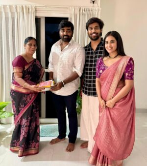 Kanmani Manoharan Instagram - Met the MAHARAJA, Namma Makkal Selvan, @actorvijaysethupathi anna, and personally invited him to our wedding. Truly, one of the most grounded, humble, and coolest souls we’ve ever met! His kind words and warm wishes meant the world to us. Thank you for being so generous with your time and heart, anna ❤️
@aswath_official @aswathinkanmani Kalyanam ♥️

Saree : @yaradesigners 
Styling : @indu_ig 
Customised hamper : @hastakala.in @unibiccookiesindia 

#AswathinKanmani #kanmanimanoharan✨ #vjaswath #aswathchandrasekar #vijaysethupathi #maharaja #makkalselvan