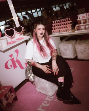 Karen Bachini Instagram - Mais closes belíssimos da ativação @karenbachinibeauty no evento do @somosgruposoma 💖 Foi incrível estar com vocês lá! Obrigada @zz.mall @arezzo @mboombeauty 🥰

Fotos por @lecanovo