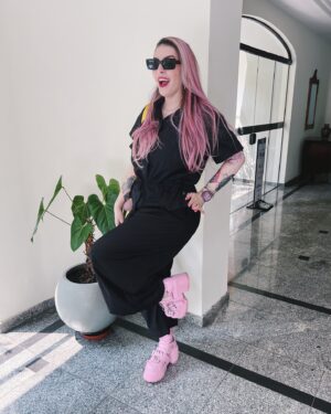 Karen Bachini Instagram - Quase esqueço de postar esse look belíssimo aqui no feed 🧚 Gostaram? Não saio de casa sem minha botona rosa 😅😅🩷