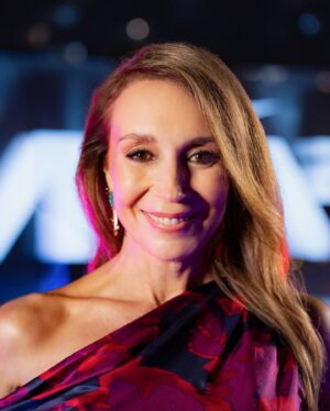 Karen Doggenweiler Instagram - Antes de que termine la semana, les comparto las últimas fotos de lo que fue este lindo anuncio del día lunes 🫶🏻 Agradecida de tanto cariño recibido en estos días ♥️♥️ cc: @mega.tv @elfestivaldevina @bizarrolivecl