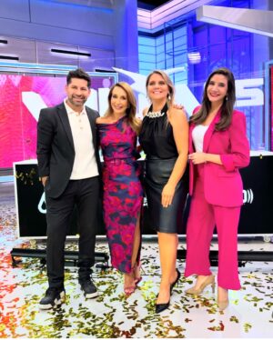 Karen Doggenweiler Instagram - Antes de que termine la semana, les comparto las últimas fotos de lo que fue este lindo anuncio del día lunes 🫶🏻 Agradecida de tanto cariño recibido en estos días ♥️♥️ cc: @mega.tv @elfestivaldevina @bizarrolivecl