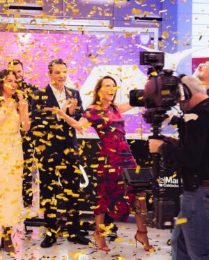 Karen Doggenweiler Instagram - Antes de que termine la semana, les comparto las últimas fotos de lo que fue este lindo anuncio del día lunes 🫶🏻 Agradecida de tanto cariño recibido en estos días ♥️♥️ cc: @mega.tv @elfestivaldevina @bizarrolivecl