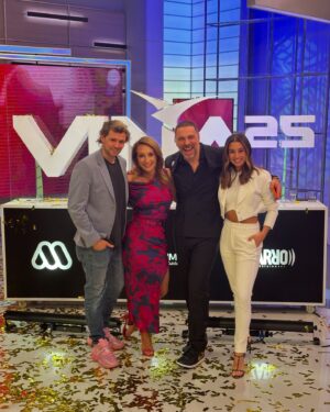 Karen Doggenweiler Instagram - Antes de que termine la semana, les comparto las últimas fotos de lo que fue este lindo anuncio del día lunes 🫶🏻 Agradecida de tanto cariño recibido en estos días ♥️♥️ cc: @mega.tv @elfestivaldevina @bizarrolivecl