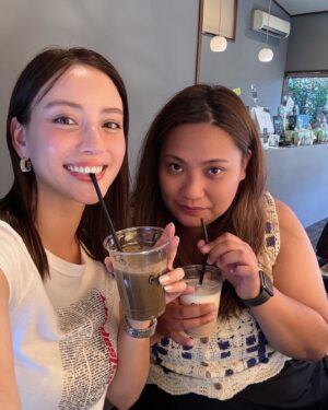 Karen Takizawa Instagram - この夏は、そう！

大心友というかもう血筋がある家族のような幸子とも会えました♡🍉

大好きな幸子は数年前に福井に移り住んでしまうことになり、会う回数は激段に少なくなってしまいましたが、この夏は幸子のいる方の地域まで行けることができました♨️

加賀温泉という地域で、2人ゆっくり温泉旅♨️

すき焼き食べたりお蕎麦食べたり、幸子のおすすめ中華屋さんに行ったり最高にすべてがおいしかったです🥹✨

私たちは会った直後は、放流されたダムみたいに勢いよく溜まっていた話を溢れ返します。

夕方になると、深い話をして(ほぼ地元の話)お互い熱くなり、就寝。

そして二日目は一日目にほとんど会話がおわったので、無言が増えます🎐

でもそれが、幸子ならではの居心地なんです。
幸子の隣でなきゃ味わえない不思議な居心地✨

この関係がもう20年📚

驚きの年月に驚きました。

どんなおっきな夢だって、隠す理由なく幸子にならスルスル話せてしまえる🍉

改めてそんな存在がいることに、感謝する夏でした。

楽しく息できる理由はここにあります☺️

幸子は福井でもたくさんの方がいて周りに愛されて頑張っているようで、安心します♨️

幸子はどこに行っても頑張り屋さんで愛されて人を愛してさらに引っ張っていけるリーダーの人なので、地域の問わなさに感激しました。

わたしも人見知りしてる場合ではないなと突き動かされます🫸🏼

またすぐ会えますよーに🌻