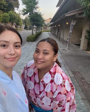Karen Takizawa Instagram - この夏は、そう！

大心友というかもう血筋がある家族のような幸子とも会えました♡🍉

大好きな幸子は数年前に福井に移り住んでしまうことになり、会う回数は激段に少なくなってしまいましたが、この夏は幸子のいる方の地域まで行けることができました♨️

加賀温泉という地域で、2人ゆっくり温泉旅♨️

すき焼き食べたりお蕎麦食べたり、幸子のおすすめ中華屋さんに行ったり最高にすべてがおいしかったです🥹✨

私たちは会った直後は、放流されたダムみたいに勢いよく溜まっていた話を溢れ返します。

夕方になると、深い話をして(ほぼ地元の話)お互い熱くなり、就寝。

そして二日目は一日目にほとんど会話がおわったので、無言が増えます🎐

でもそれが、幸子ならではの居心地なんです。
幸子の隣でなきゃ味わえない不思議な居心地✨

この関係がもう20年📚

驚きの年月に驚きました。

どんなおっきな夢だって、隠す理由なく幸子にならスルスル話せてしまえる🍉

改めてそんな存在がいることに、感謝する夏でした。

楽しく息できる理由はここにあります☺️

幸子は福井でもたくさんの方がいて周りに愛されて頑張っているようで、安心します♨️

幸子はどこに行っても頑張り屋さんで愛されて人を愛してさらに引っ張っていけるリーダーの人なので、地域の問わなさに感激しました。

わたしも人見知りしてる場合ではないなと突き動かされます🫸🏼

またすぐ会えますよーに🌻