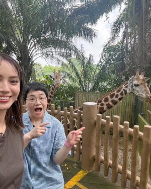 Karen Takizawa Instagram - 世界頂グルメを見てくださった方ありがとうございました🙇🏻🇸🇬♡
だいすきな春菜さんと、だいすきなシンガポール🇸🇬
いま思い出しても、楽しかったなと思い出し笑いを越えて、まるで目の前に映し出され笑いしちゃいます☺️✨

シンガポール🇸🇬のご飯は見た方はわかっていただけたと思いますが、ほんとうに全てが美味しくて、私のど真ん中に恋する味覚でした🥹

全ての場所に横を見ても、反対側を見ても、春菜さんがいます☘️
こんな幸せな旅行はないです✈️

自力ではこんな笑えなかったはずの一日、一日に春菜さんに感謝しかありませんでした♡

わたしがてんこもりに楽しいツアーをいくら組んだって、春菜さん1人の面白さには絶対敵わないです☺️

そしてスタッフさん方も、私たちの(9割私)食欲時間を優先してくださったり、恵みのお小遣いを増やしてくださったり、楽しいを一緒に作っていってくださいました🥹

ほんとに楽しかった😍です！

春菜さん、優しく楽しくいつもありがとうございました🥹🩷