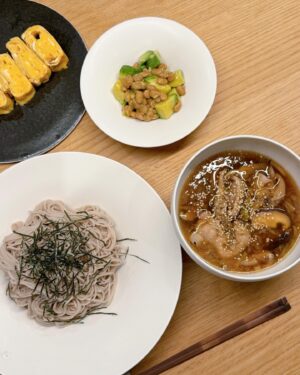 Karen Takizawa Instagram - 大好きな蕎麦の日♡

むかしっからだいすきなこの豚肉とネギ＆様々きのこたっぷりつけ汁です😊

味どうらくの里とみりんだけのお手並み不要料理です🥘✨

味の濃さも具の幅広さも好きにしてもらえたら、楽しいと思います🍆🧄🥬

あとは言うまでもないですが納豆を毎日食べるようにしてます🫘♡(最近)

納豆食べると何か変化してるともしてないとも思わないのですが、毎日食べると気持ちが違います☺️
せっかくなので果物たちのカゴの中でひときわ押しつぶされかけていたアボカド🥑もご一緒に😆

卵は古き良き調理方で🥚✨