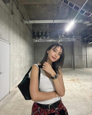Karen Takizawa Instagram - 実は先月から海外にお仕事でいったり、
旅行から帰ってきてからは、

美容院行ったりジム行ったりメンテナンスにそれぞれ行ったりそして、
その中にお仕事も仲間入りしてきたり、
また現実の東京を眺めながら、ビルのアクセサリーのように光る煌びやかさと風の行き場のなさを感じる道を歩いたりして東京を確認しています😂

東京を見るといつも動く場と思います。

空港に着くと、よ〜し働く場についた！ってみなさんも思いますか？😌

東京で生み育ちをしているからでしょうかね。

だから毎日毎日背筋たたいて、過ごしてます☺️

そんなことより
夏は大好きだからまだまだここにいてほしいな☺️

でもお祭りに花火にBBQどれひとつとして見ていません。どこでやってどこで終わってってるんですか😆