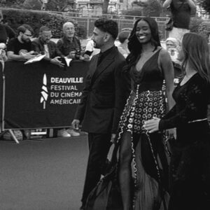 Karidja Touré Instagram - @deauvilleus Cérémonie d’ouverture !
Jury révélation 2024 🫶🏾

@omega ⌚️
@chanelofficial 👗💎
@expert_denilsonpedro.11 💇🏾‍♀️
@romaindurandhair 💇🏾‍♀️
@ginger_9_nails 💅🏾
@souk_and_pix 📸
@mathieuplt 📸
@hugotoucas 🧵
@bbr.image ♥️
@lenormandy.barriere 
#Lenormandy.barriere
#Barrieremoments
@patyschiff 💎