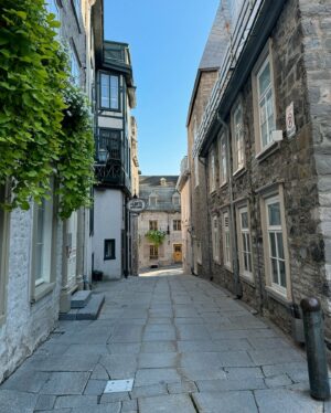Karine St-Michel Instagram - Les 3 premiers jours d’une semaine à découvrir mon Québec comme si ce n’était pas ma terre natale. 🤍💙
#tourismequebec 

Voici les localisations des photos, dans l’ordre : 
📍Au bas du château Frontenac. Coin Rue du Porche et Rue Saint-Pierre, Québec.
📍Le Petit Champlain, Québec.
📍Sur la 132, dans le Parc Forillon, Gaspé. 
📍 @folatch 🫶🏻
📍Le Parc Forillon, Gaspé. 
📍Sur la 132, à la hauteur de St-Ulric. 
📍La plage de Carleton-Sur-Mer.
📍Sur la 132, à la hauteur de Rivière-la-Madeleine.
 
#roadtrip #quebec #travelcanada #canada