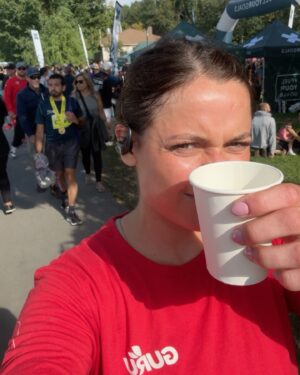 Karine St-Michel Instagram - Je ne pouvais pas passer sous le silence le talent de mes amies. HAHAHAHA 
Voici mon top 10 des cheers que j’ai reçu pendant le marathon. 😂 JE SUIS CRAMPÉE HAHAHAHA. 🤍
Merci @mtlmarathon et @beneva.ca pour cette belle initiative, c’est tellement le fun! 🤩