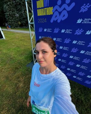 Karine St-Michel Instagram - Je ne pouvais pas passer sous le silence le talent de mes amies. HAHAHAHA 
Voici mon top 10 des cheers que j’ai reçu pendant le marathon. 😂 JE SUIS CRAMPÉE HAHAHAHA. 🤍
Merci @mtlmarathon et @beneva.ca pour cette belle initiative, c’est tellement le fun! 🤩
