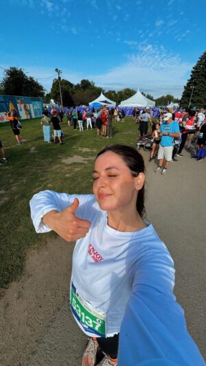Karine St-Michel Instagram - C’était la première fois que je participais à 2 épreuves en un seul week-end. C’était un beau défi pour moi, mais j’ai adoré!
Les périostites sont back, plus fortes que jamais. Je vais prendre ça plus relax cette semaine pour récupérer! 
Je pense à acheter un dossard pour le demi-marathon @beneva.ca de Québec (@jecoursqc) le 6 octobre. 
Est-ce que je le faiiiiiis? 🤩
#run
