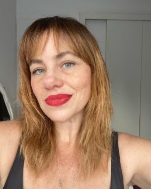 Karine Teles Instagram - Fiz 46! 4  6 = 10. UM!  Começa tudo de novo. Levei esse tempo todo pra entender um tanto de coisa. A principal delas sendo que eu não sei de nada. Controlo muito pouco , mesmo sabendo nadar. Tem uma vastidão de emoções, pessoas e lugares que vou ainda conhecer e me transformarão. Tem coisas novas a fazer e velhos amores pra revisitar. O mal existe. É fato. Isso eu aprendi também. Tô achando que nessa próxima volta, vou caminhar apoiada no chão firme. E amar!!!! Sabendo que o maior presente é estar!!!! Gracias a todas as pessoas que me ligaram, escreveram, mandaram carinho de várias formas! Foi um aniversário, bom! ❤️ Aqui umas selfies tiradas com meu telefone obsoleto, sem filtro, de frente pra janela da minha casa. Hoje. Tem batom, rímel, blush e lápis de sobrancelha. Recorte de ano novo. #fiqueimaisvelhagracasasdeusas #selfiesemfiltro #batomvermelho #boranoix