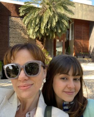 Karine Teles Instagram - Terminaram as filmagens de Salve Rosa! Feliz, exausta e muito grata! Filme difícil e desafiador, personagem mais ainda… Mas tinha essa equipe! Tinha essa diretora @susannalira ! Firme, leve e generosa! Tinha esse elenco e tinha essa parceira maravilhosa @klarafgcastanho . Como ela mesma diz: que sorte que é a gente!  Terminamos de filmar e ainda assim,  isso é só o começo. Tem muito trabalho pela frente, mas ano que vem o filme estreia! Cinema… Essa mágica! Te amo! #cinema #atriz #elenco #diretora #susannalira #klaracastanho #salverosa #contraocinemapatriarcalmulheresnoaudiovisual
