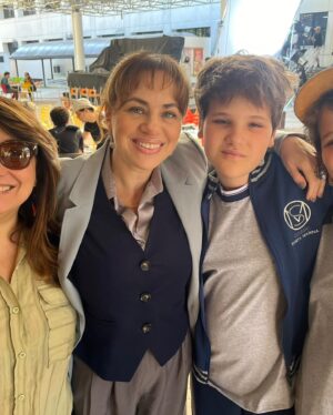 Karine Teles Instagram - Terminaram as filmagens de Salve Rosa! Feliz, exausta e muito grata! Filme difícil e desafiador, personagem mais ainda… Mas tinha essa equipe! Tinha essa diretora @susannalira ! Firme, leve e generosa! Tinha esse elenco e tinha essa parceira maravilhosa @klarafgcastanho . Como ela mesma diz: que sorte que é a gente!  Terminamos de filmar e ainda assim,  isso é só o começo. Tem muito trabalho pela frente, mas ano que vem o filme estreia! Cinema… Essa mágica! Te amo! #cinema #atriz #elenco #diretora #susannalira #klaracastanho #salverosa #contraocinemapatriarcalmulheresnoaudiovisual