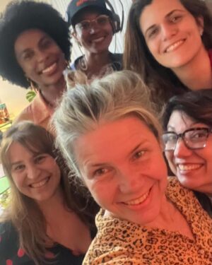 Karine Teles Instagram - Terminaram as filmagens de Salve Rosa! Feliz, exausta e muito grata! Filme difícil e desafiador, personagem mais ainda… Mas tinha essa equipe! Tinha essa diretora @susannalira ! Firme, leve e generosa! Tinha esse elenco e tinha essa parceira maravilhosa @klarafgcastanho . Como ela mesma diz: que sorte que é a gente!  Terminamos de filmar e ainda assim,  isso é só o começo. Tem muito trabalho pela frente, mas ano que vem o filme estreia! Cinema… Essa mágica! Te amo! #cinema #atriz #elenco #diretora #susannalira #klaracastanho #salverosa #contraocinemapatriarcalmulheresnoaudiovisual