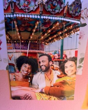 Karine Teles Instagram - Terminaram as filmagens de Salve Rosa! Feliz, exausta e muito grata! Filme difícil e desafiador, personagem mais ainda… Mas tinha essa equipe! Tinha essa diretora @susannalira ! Firme, leve e generosa! Tinha esse elenco e tinha essa parceira maravilhosa @klarafgcastanho . Como ela mesma diz: que sorte que é a gente!  Terminamos de filmar e ainda assim,  isso é só o começo. Tem muito trabalho pela frente, mas ano que vem o filme estreia! Cinema… Essa mágica! Te amo! #cinema #atriz #elenco #diretora #susannalira #klaracastanho #salverosa #contraocinemapatriarcalmulheresnoaudiovisual
