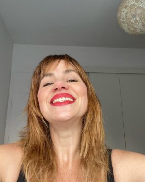 Karine Teles Instagram - Fiz 46! 4  6 = 10. UM!  Começa tudo de novo. Levei esse tempo todo pra entender um tanto de coisa. A principal delas sendo que eu não sei de nada. Controlo muito pouco , mesmo sabendo nadar. Tem uma vastidão de emoções, pessoas e lugares que vou ainda conhecer e me transformarão. Tem coisas novas a fazer e velhos amores pra revisitar. O mal existe. É fato. Isso eu aprendi também. Tô achando que nessa próxima volta, vou caminhar apoiada no chão firme. E amar!!!! Sabendo que o maior presente é estar!!!! Gracias a todas as pessoas que me ligaram, escreveram, mandaram carinho de várias formas! Foi um aniversário, bom! ❤️ Aqui umas selfies tiradas com meu telefone obsoleto, sem filtro, de frente pra janela da minha casa. Hoje. Tem batom, rímel, blush e lápis de sobrancelha. Recorte de ano novo. #fiqueimaisvelhagracasasdeusas #selfiesemfiltro #batomvermelho #boranoix