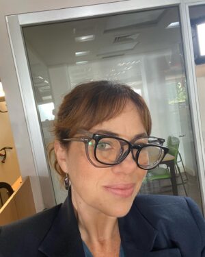 Karine Teles Instagram - Terminaram as filmagens de Salve Rosa! Feliz, exausta e muito grata! Filme difícil e desafiador, personagem mais ainda… Mas tinha essa equipe! Tinha essa diretora @susannalira ! Firme, leve e generosa! Tinha esse elenco e tinha essa parceira maravilhosa @klarafgcastanho . Como ela mesma diz: que sorte que é a gente!  Terminamos de filmar e ainda assim,  isso é só o começo. Tem muito trabalho pela frente, mas ano que vem o filme estreia! Cinema… Essa mágica! Te amo! #cinema #atriz #elenco #diretora #susannalira #klaracastanho #salverosa #contraocinemapatriarcalmulheresnoaudiovisual