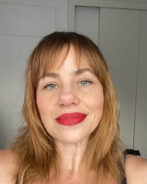 Karine Teles Instagram - Fiz 46! 4  6 = 10. UM!  Começa tudo de novo. Levei esse tempo todo pra entender um tanto de coisa. A principal delas sendo que eu não sei de nada. Controlo muito pouco , mesmo sabendo nadar. Tem uma vastidão de emoções, pessoas e lugares que vou ainda conhecer e me transformarão. Tem coisas novas a fazer e velhos amores pra revisitar. O mal existe. É fato. Isso eu aprendi também. Tô achando que nessa próxima volta, vou caminhar apoiada no chão firme. E amar!!!! Sabendo que o maior presente é estar!!!! Gracias a todas as pessoas que me ligaram, escreveram, mandaram carinho de várias formas! Foi um aniversário, bom! ❤️ Aqui umas selfies tiradas com meu telefone obsoleto, sem filtro, de frente pra janela da minha casa. Hoje. Tem batom, rímel, blush e lápis de sobrancelha. Recorte de ano novo. #fiqueimaisvelhagracasasdeusas #selfiesemfiltro #batomvermelho #boranoix