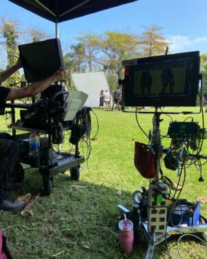 Karine Teles Instagram - Terminaram as filmagens de Salve Rosa! Feliz, exausta e muito grata! Filme difícil e desafiador, personagem mais ainda… Mas tinha essa equipe! Tinha essa diretora @susannalira ! Firme, leve e generosa! Tinha esse elenco e tinha essa parceira maravilhosa @klarafgcastanho . Como ela mesma diz: que sorte que é a gente!  Terminamos de filmar e ainda assim,  isso é só o começo. Tem muito trabalho pela frente, mas ano que vem o filme estreia! Cinema… Essa mágica! Te amo! #cinema #atriz #elenco #diretora #susannalira #klaracastanho #salverosa #contraocinemapatriarcalmulheresnoaudiovisual