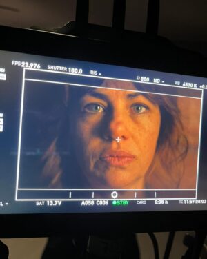 Karine Teles Instagram - Terminaram as filmagens de Salve Rosa! Feliz, exausta e muito grata! Filme difícil e desafiador, personagem mais ainda… Mas tinha essa equipe! Tinha essa diretora @susannalira ! Firme, leve e generosa! Tinha esse elenco e tinha essa parceira maravilhosa @klarafgcastanho . Como ela mesma diz: que sorte que é a gente!  Terminamos de filmar e ainda assim,  isso é só o começo. Tem muito trabalho pela frente, mas ano que vem o filme estreia! Cinema… Essa mágica! Te amo! #cinema #atriz #elenco #diretora #susannalira #klaracastanho #salverosa #contraocinemapatriarcalmulheresnoaudiovisual