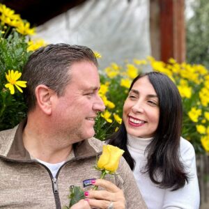 Karla Rubilar Instagram - El amor se cultiva todos los días 😍

Hoy mi @christianpino me sorprendió con una hermosa rosa amarilla por el inicio de la primavera. Que estación más hermosa y llena de vida.

¿A ustedes les gusta? ¿O son team invierno? 🥶 

Los leo! Lindo sábado ☺️