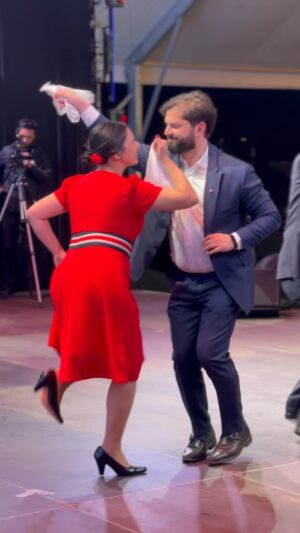 Karol Cariola Instagram - Con el Presidente @gabrielboric bailamos una cueca de 3 🐣❤️🇨🇱

Qué mejor que comenzar la celebración de nuestras Fiestas Patrias con un buen y zapateado pie de cueca junto al Presidente de la República, Gabriel Boric, hoy en la Inauguración de las Fondas del Parque O’Higgins ; gracias alcaldesa @iracixstgo por la invitación ❤️