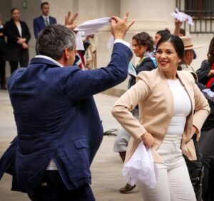 Karol Cariola Instagram - ¡Viva Chile y nuestro baile nacional! ❤️

Con las cuecas y la música del conjunto folclórico Ventisquero, participamos del tradicional Esquinazo en el Palacio de La Moneda, encabezado por el Presidente @gabrielboric y autoridades de Estado.