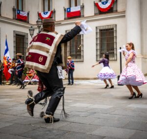 Karol Cariola Instagram - ¡Viva Chile y nuestro baile nacional! ❤️

Con las cuecas y la música del conjunto folclórico Ventisquero, participamos del tradicional Esquinazo en el Palacio de La Moneda, encabezado por el Presidente @gabrielboric y autoridades de Estado.
