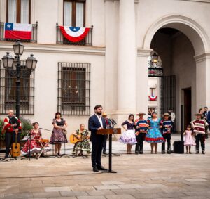 Karol Cariola Instagram - ¡Viva Chile y nuestro baile nacional! ❤️

Con las cuecas y la música del conjunto folclórico Ventisquero, participamos del tradicional Esquinazo en el Palacio de La Moneda, encabezado por el Presidente @gabrielboric y autoridades de Estado.