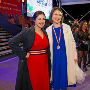Karol Cariola Instagram - ¡Ya llegó el 18 en el Parque O’Higgins y en todo Chile!💃

Tremendo inicio de estas Fiestas Patrias vivimos anoche en la inauguración de las @fondas_stgo encabezada por la Alcaldesa de Santiago @iracixstgo ❤️🇨🇱

Que en estas fiestas no les falte la cueca, ni las instancias para reunirse con sus seres queridos, pero siempre con responsabilidad, ¡si van a tomar, no manejen!